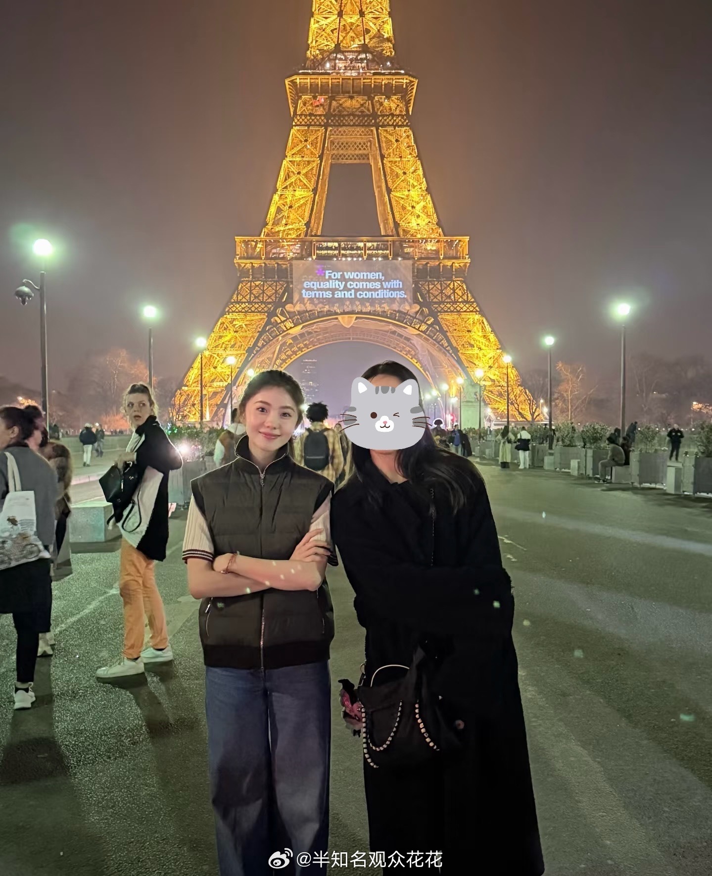 网友巴黎铁塔偶遇刘浩存刘浩存跟路人在巴黎铁塔下合影我们存儿东北基因觉醒，这个抗冷