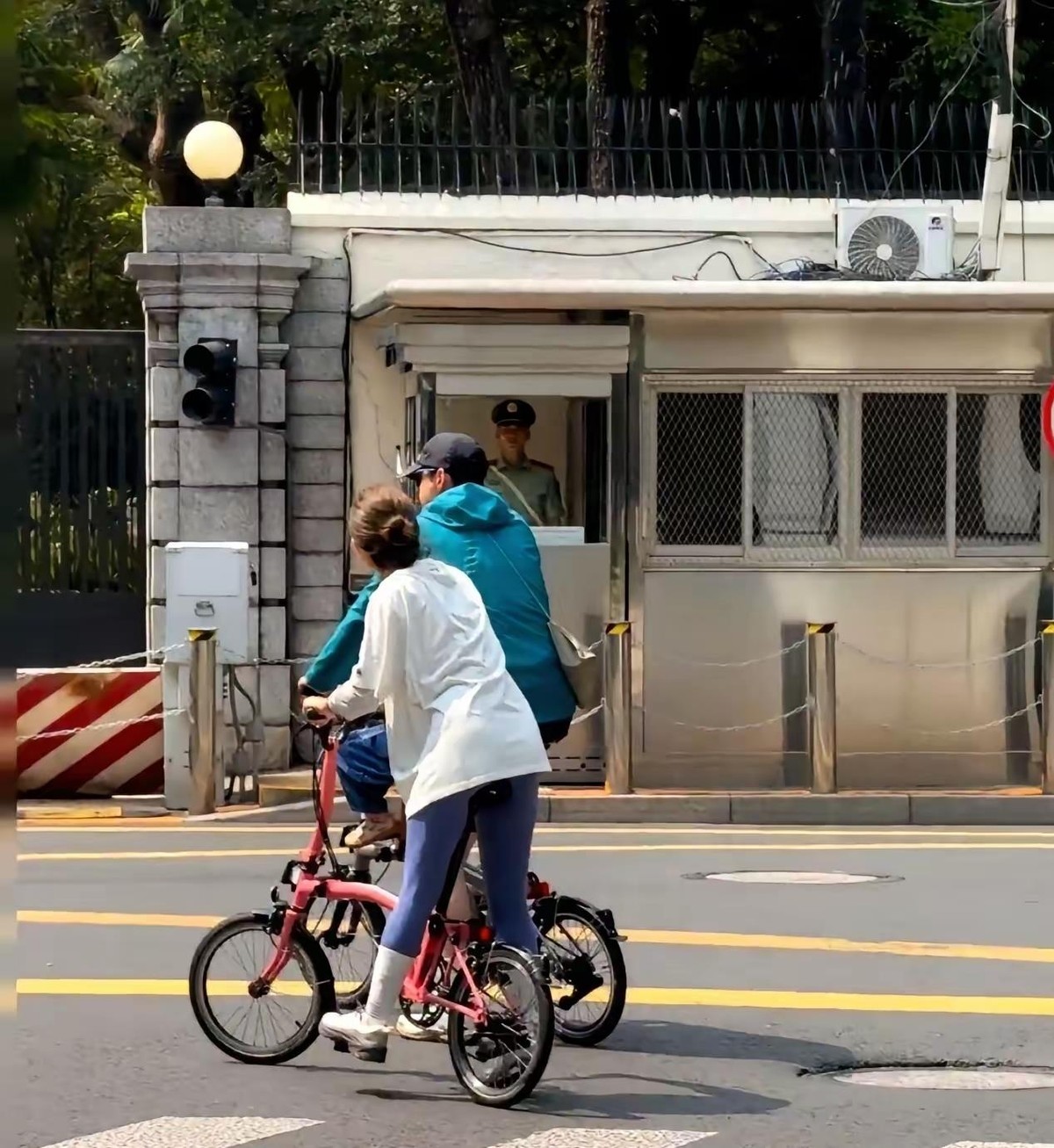 胡歌娶黄曦宁，真相终于藏不住了。不是她多惊艳，也不是多般配。而是——胡歌母亲不在了。回看胡歌三段公开