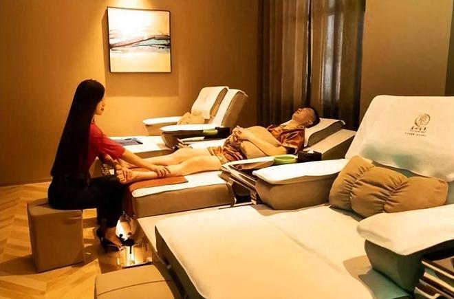 一位经常光顾足疗店的网友说：老实人去洗脚，那不叫消费，那叫慈善扶贫。技师还没开