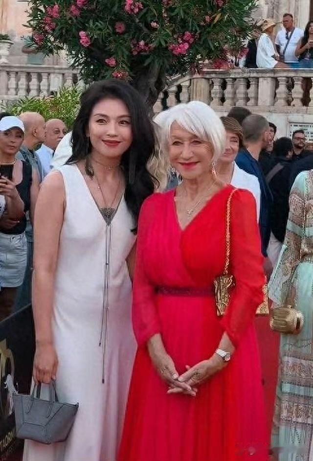 48岁刘涛现身意大利，生图虽显黑瘦、勒出副乳，却被中式审美惊艳到了一次