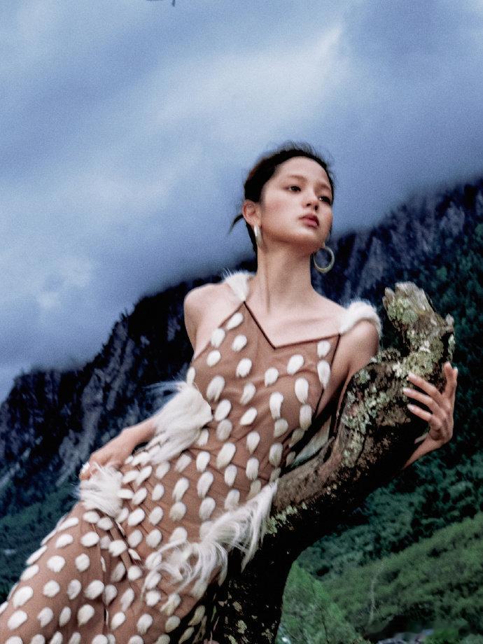 欧阳娜娜黑皮欧阳娜娜黑皮辣妹欧阳娜娜解锁黑皮辣妹新风格！健康的小麦肌在自然光下泛