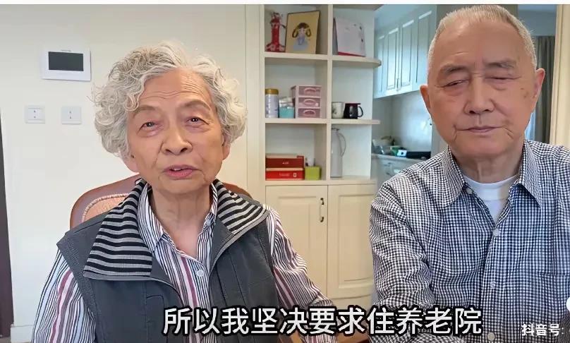 北京科技大学的两位老教授，男教授93岁，女教授90岁。他们膝下有两个儿子，一个在