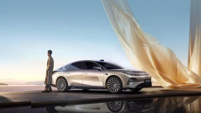 吉利银河星耀8远航家开启预售，14.28万元起享智能驾驶与超长续航