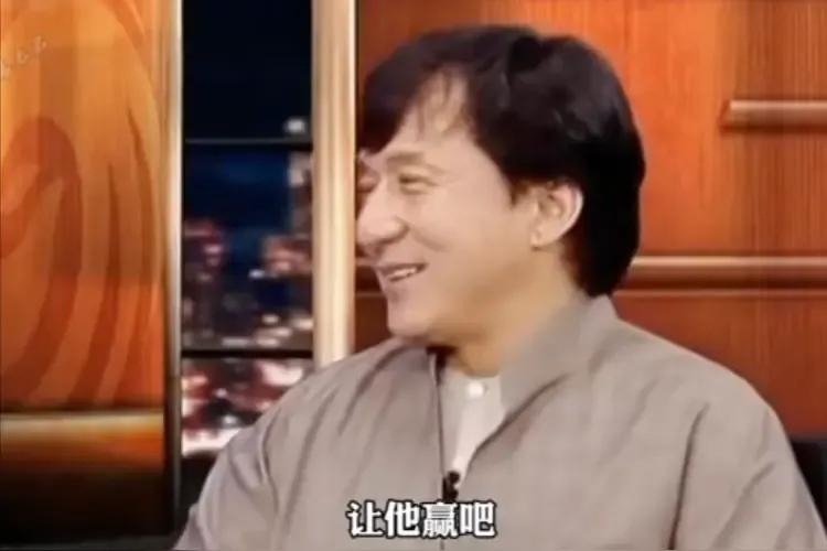 成龙面对窦文涛的采访，说自己是双骨李小龙是单股，自己的肌肉比李小龙大还比他壮，隐