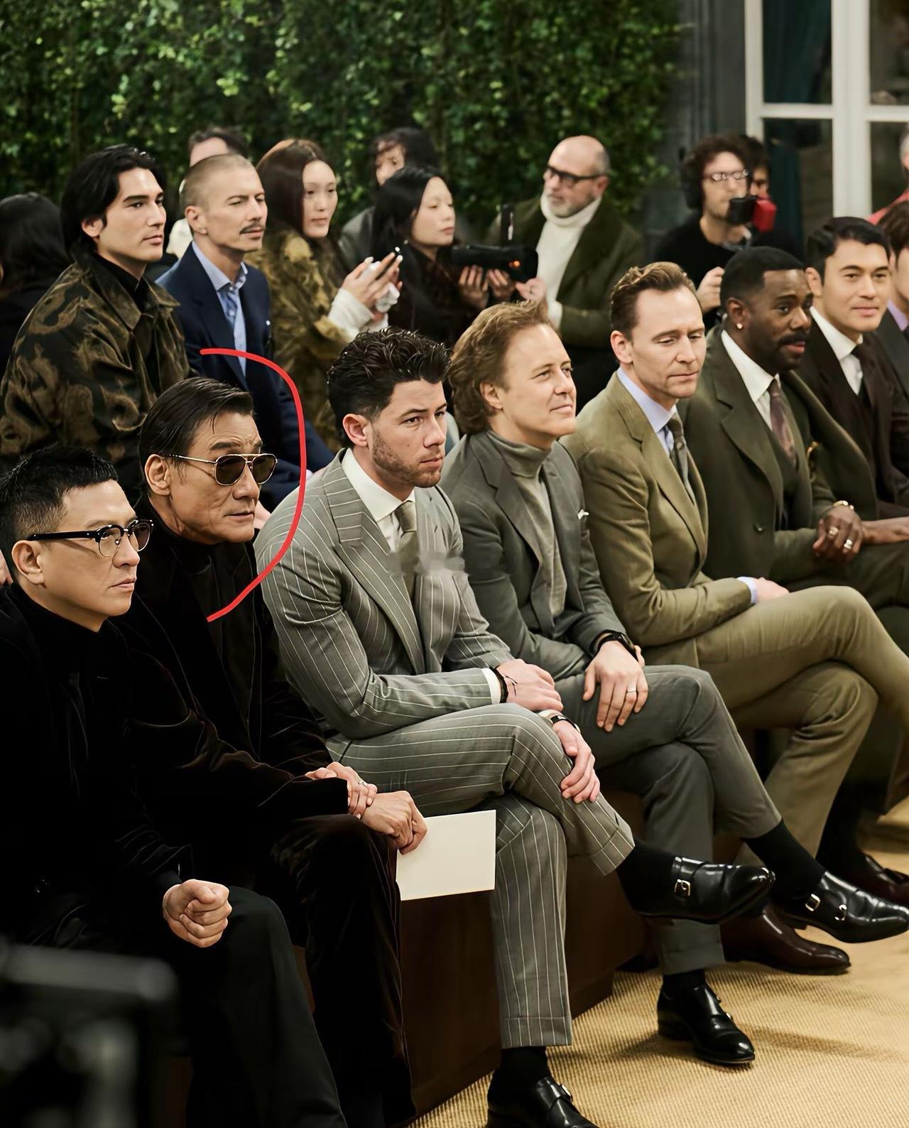 顶级外国帅哥都没他帅气，真的太有型了，真的好有男人味，好酷呀！