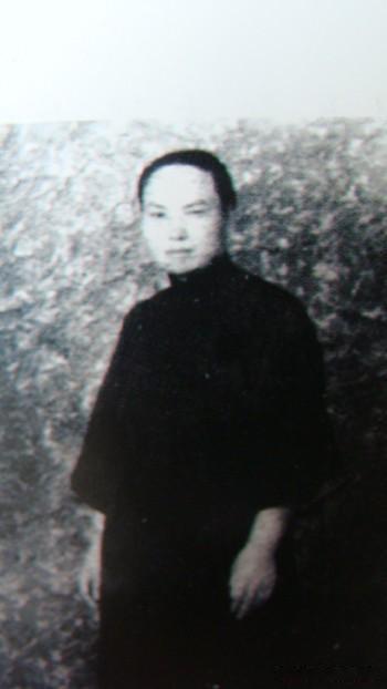秦仪贞秦仪贞(1889—1966)，又名义贞、毅贞，四川忠县（今重庆忠县）石宝