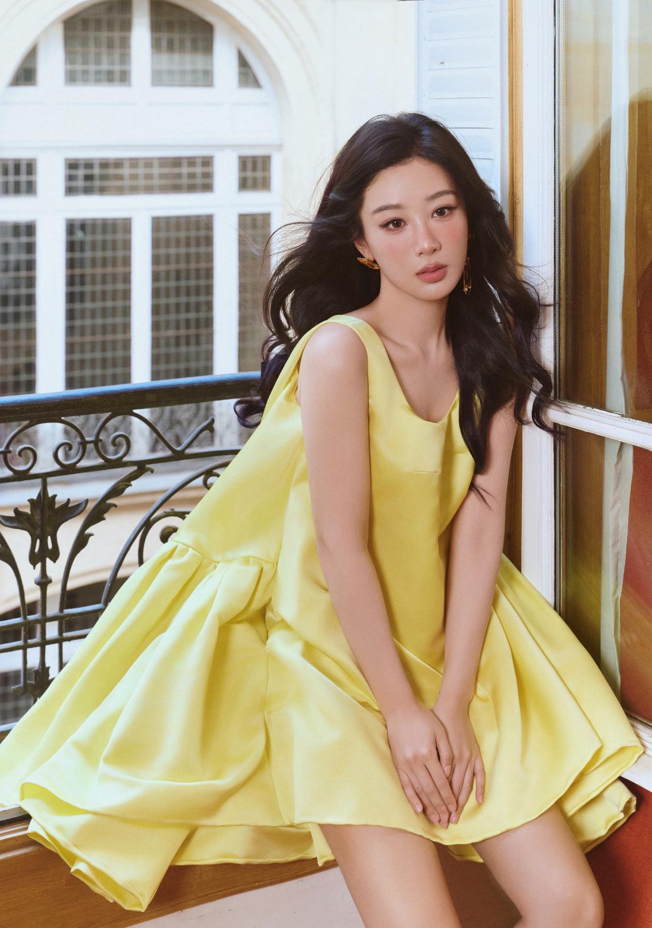 哇，杨紫她这身穿搭的松弛感真是没谁了细碎的光影落在那亮黄色的裙子上裙