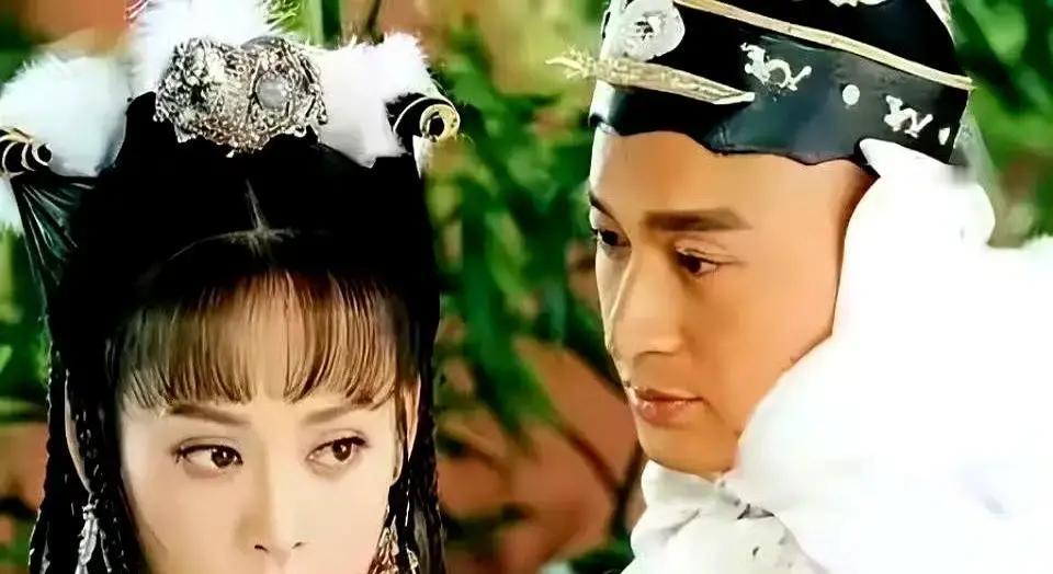 当年拍《孝庄秘史》，何赛飞和刘德凯在片场杠上了。就因为她觉得台词不顺口，现场改词