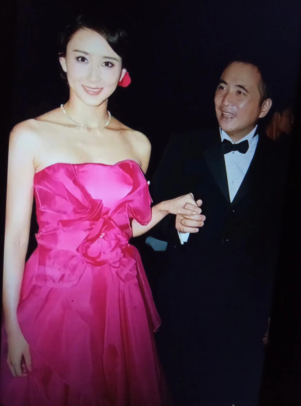 当年，新加坡富豪朱兆祥向胡静求婚，胡静说：你大我十二岁，咱们不合适，朱兆祥掏出一