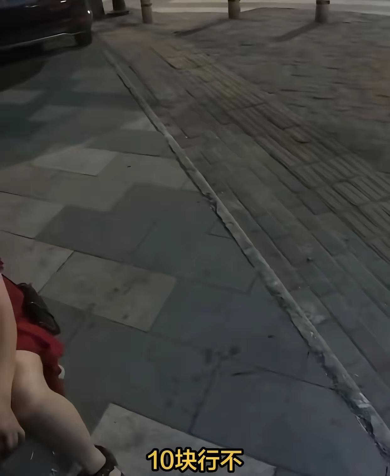 人到了中年再看西安2元烤鱼这一幕，蕞大的寒心，不是那个女人有多不讲理，是那