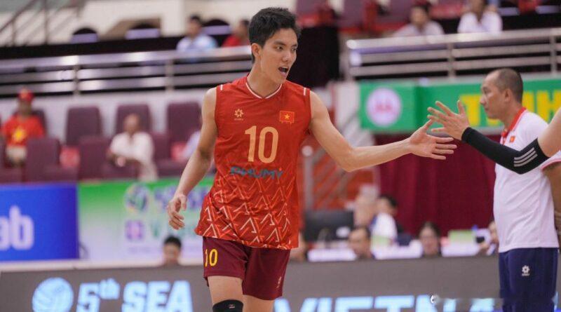🔴越南女排主教练阮俊杰对阮氏碧泉的离开感到“震惊”今天上午，阮氏碧泉向教练组
