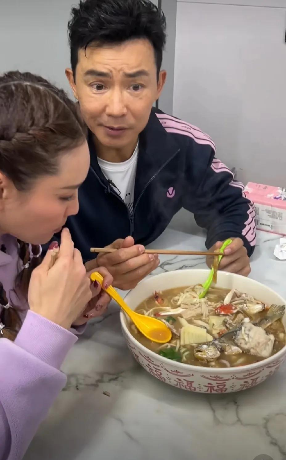 刘畊宏和老婆vivi一起分享一碗超大的面，里面的料很丰富，有鱼有虾，鱼还是一整条