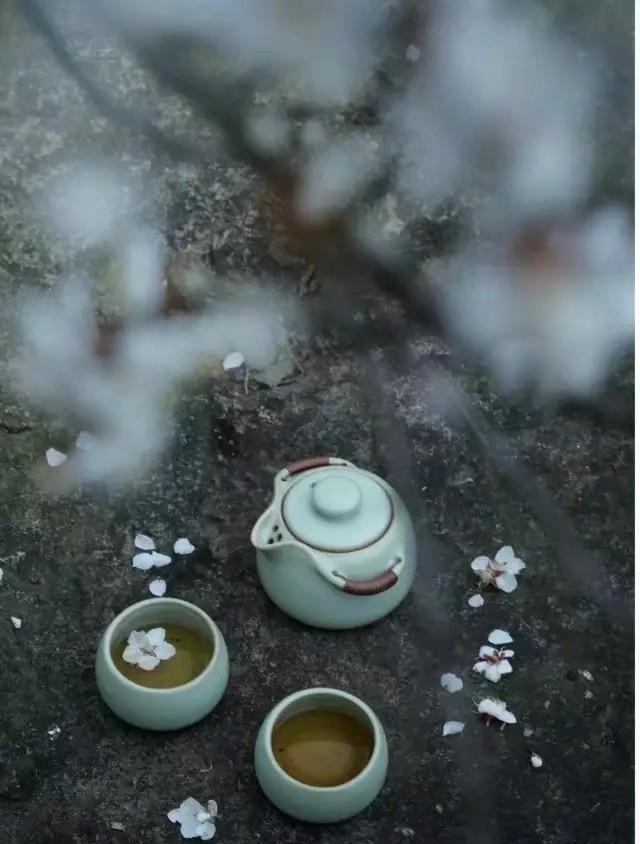 有人说：“不好色的男人有两种，一是经济不行，二是身体不行。如果这两种都不是，那就