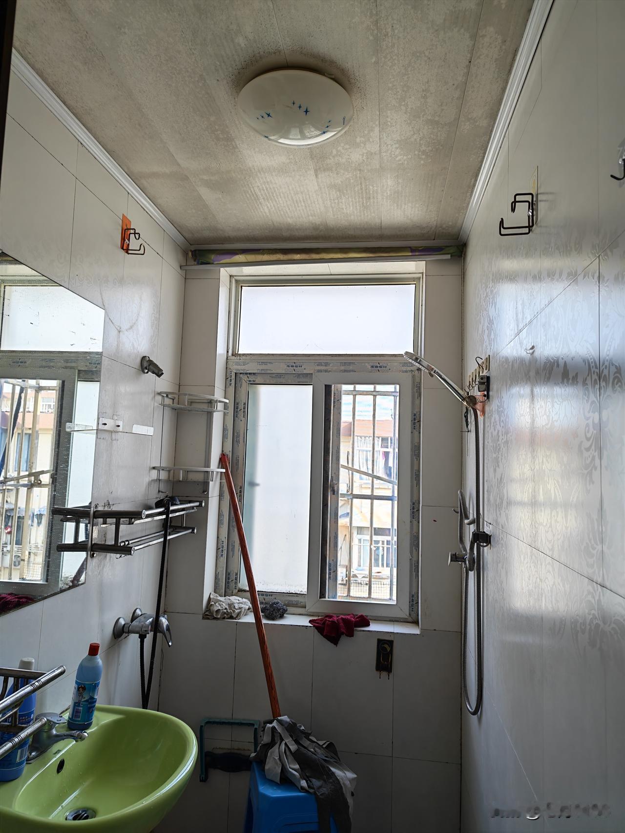 永远不要奢望租客善待你的房子，自己的房子还得自己爱惜。当初租房的时候，满嘴打