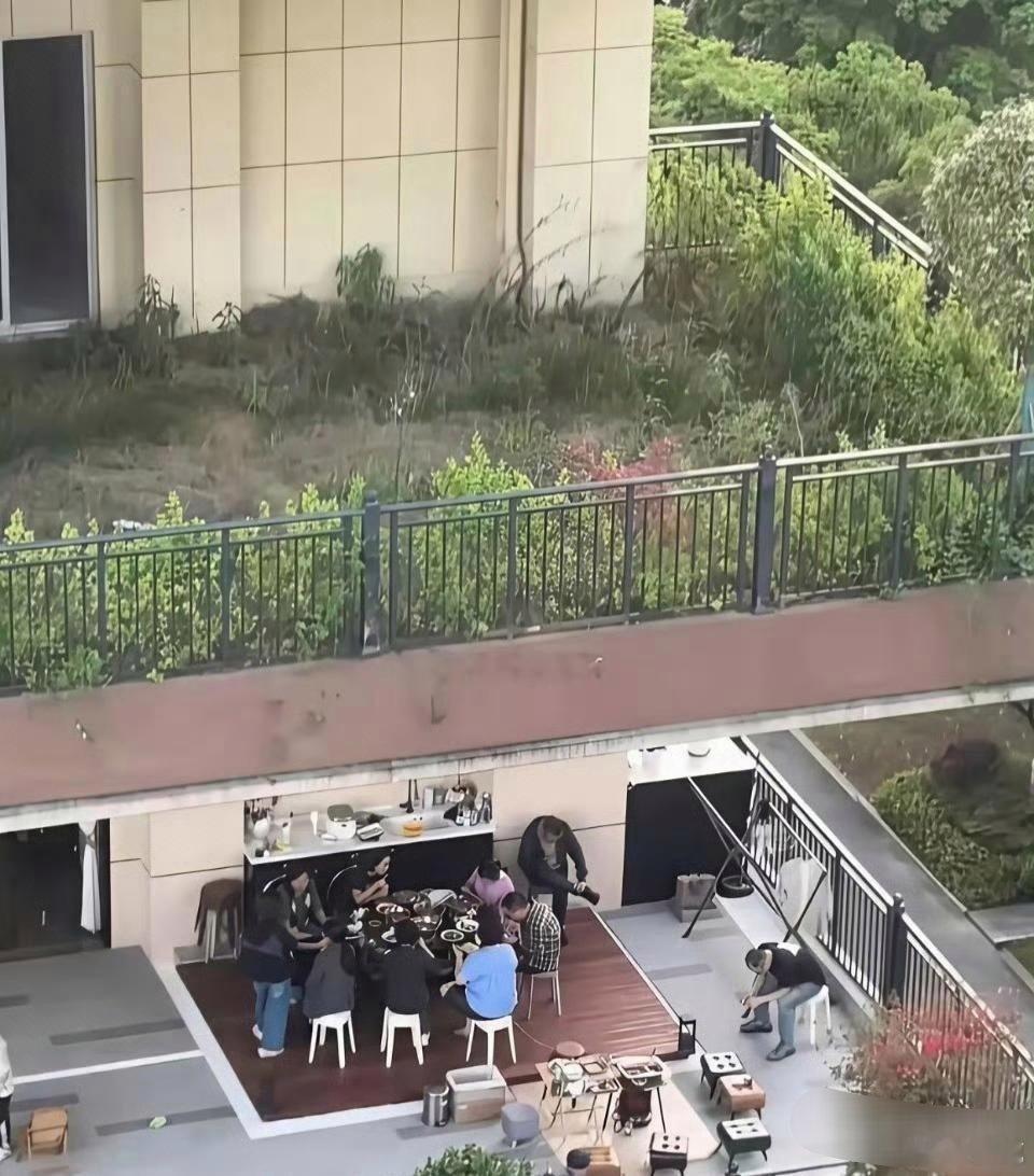 楼上成荒野，楼下也不怕。