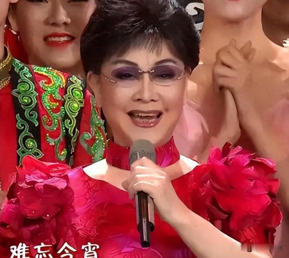 81岁李谷一没上春晚，身体真扛不住了，那首歌还在播。今年除夕夜，电视里《难忘今