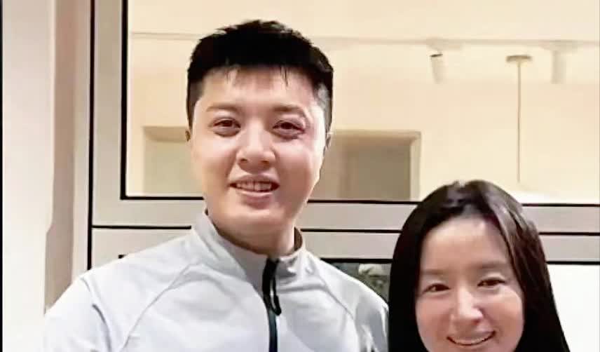 44岁董洁和男友大连聚餐被偶遇，素颜美到爆，娇羞状态引全网惊叹
