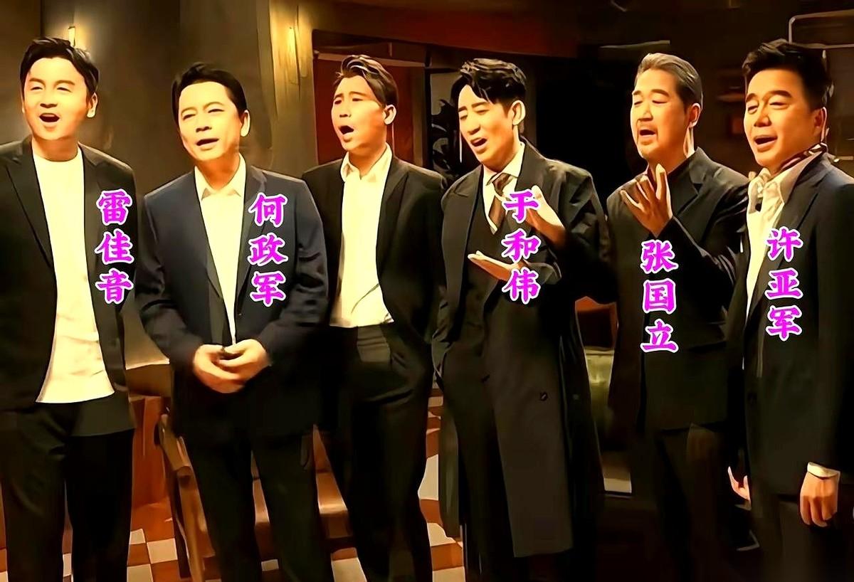 一张黑白老合照，信息量有点大。镜头里一排男人，个个都是狠角色。何政军，一脸正