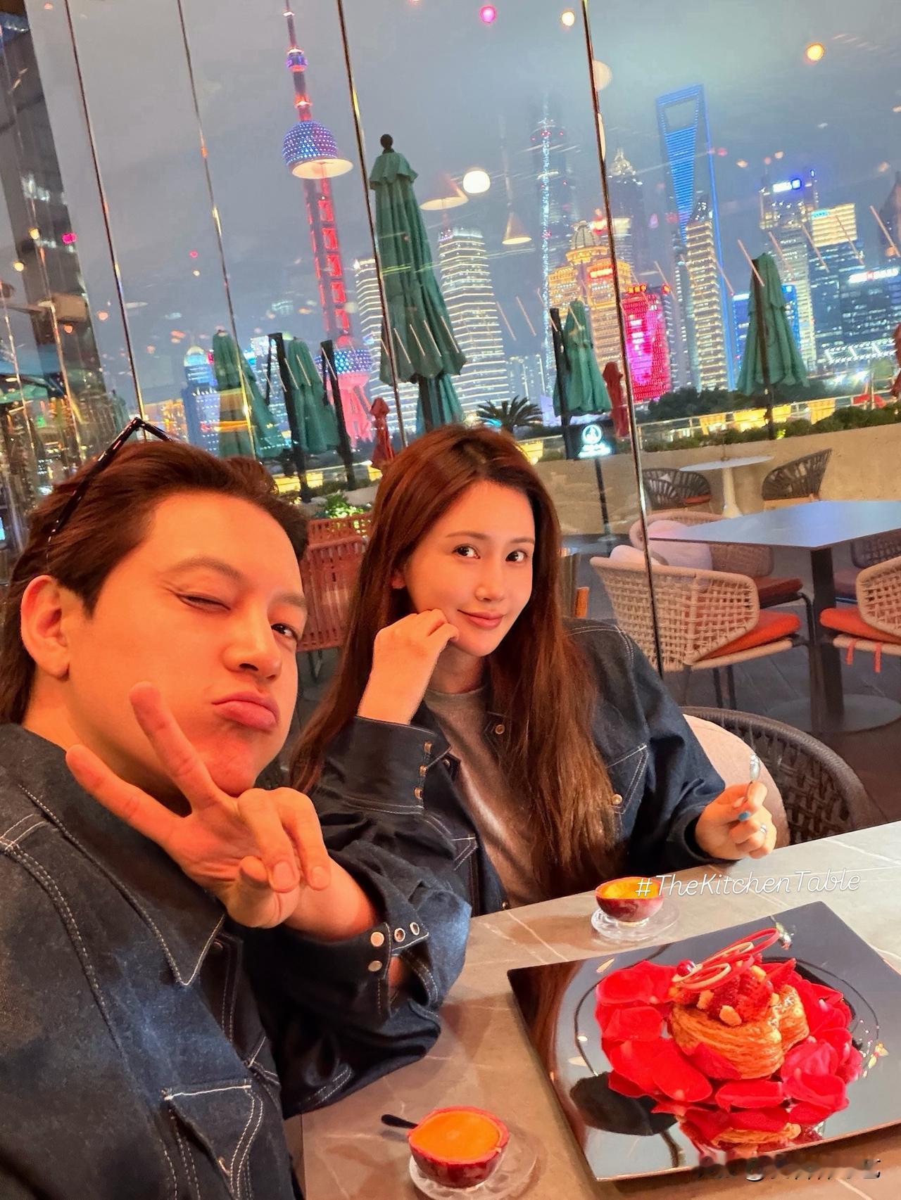 15日，演员李多海在Instagram上传了多张照片，并配文“在外滩庆祝结婚三周