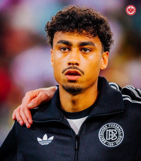 图片报法兰克福的左后卫纳撒尼尔·布朗在曼联的引援名单内