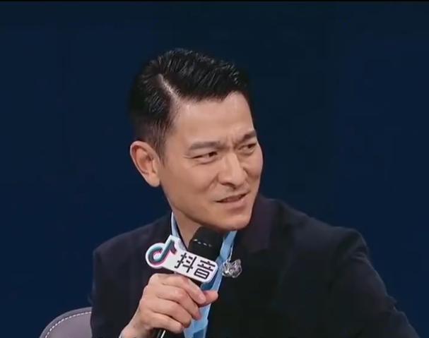 刘德华藏了12年的女儿亮相，我注意到的不是她的脸近期的朋友圈里有一张照片很火。
