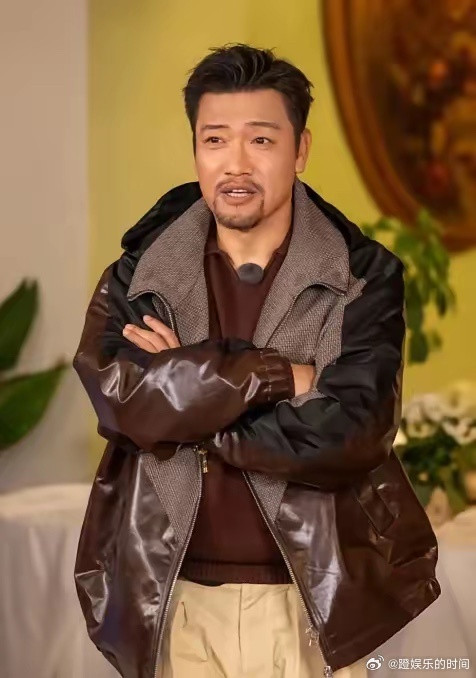 说实话，贾冰这次塌不了房。不是他没问题，是全网把账算清楚了。他抽烟喝酒说粗话
