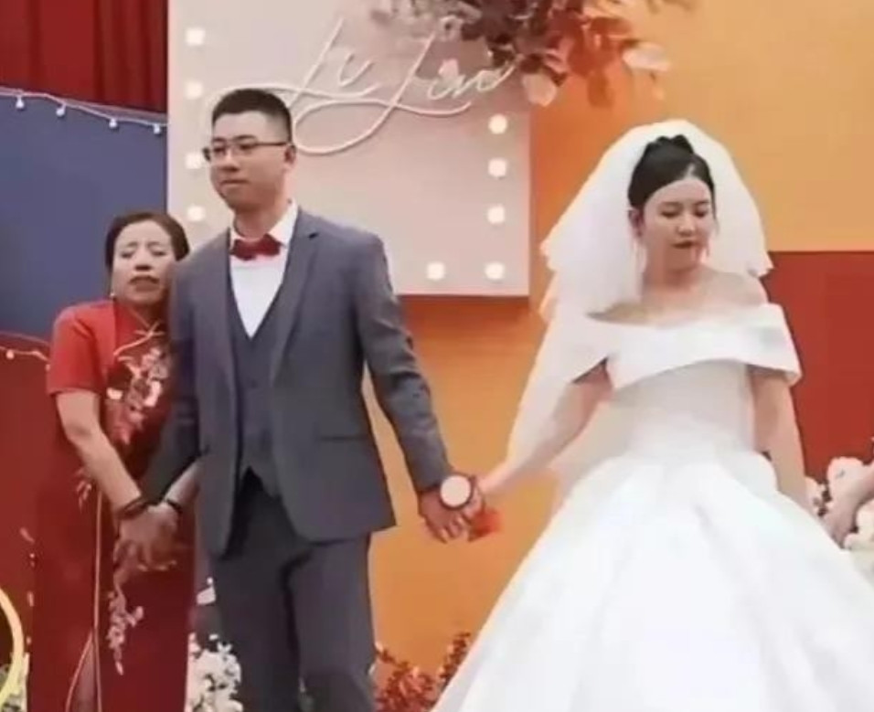 一段山西的婚礼视频被疯传。新郎父亲正致辞呢，新郎妈妈突然和新郎亲密互动起来，场面