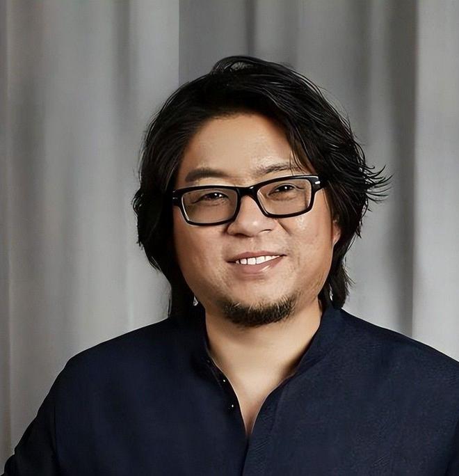 一次，主持人问高晓松:“你恨老狼吗？”高晓松咬牙切齿地说:“我恨，《同桌的你》他