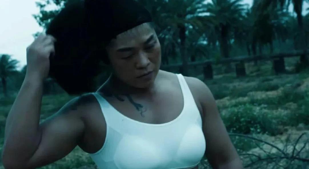 《扫毒风暴》俩女杀手气场太强大了，在热播剧《扫毒风暴》里，女杀手苗伦、桑帛戏份不