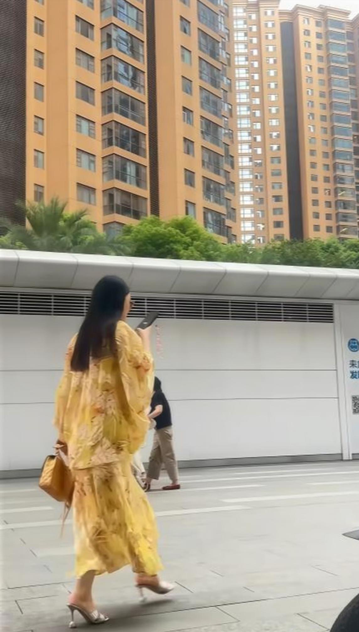 李湘到底对自己做了什么，怎么瘦成这样了！去年胖得如此严重的李湘近些日子被偶遇了