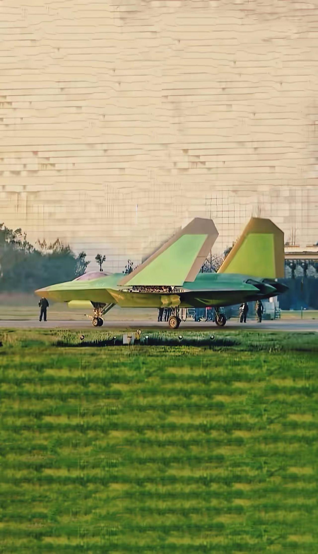 从网传的一张图分析，看样子很像绿皮J-50，空军版还在试飞中，这么快出折叠翼版本