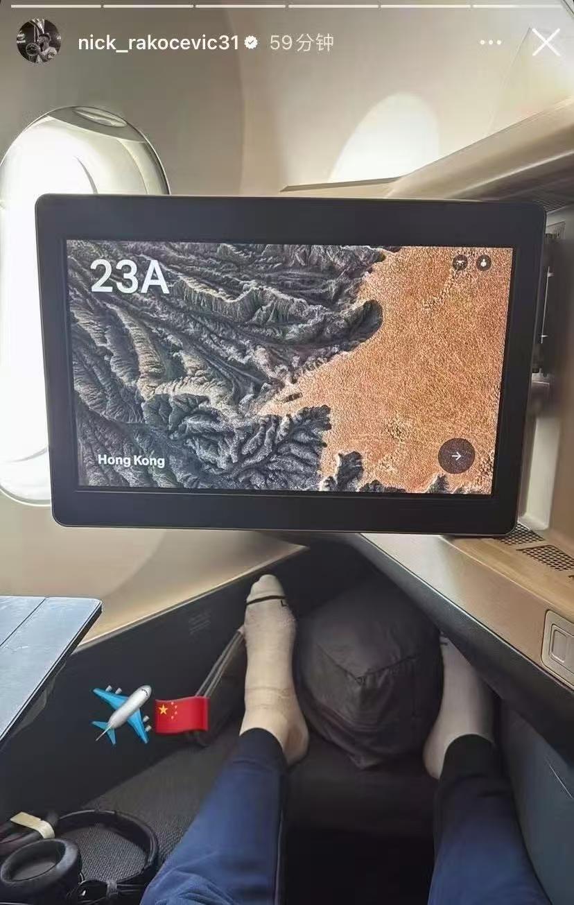 广东新大外援拉科塞维奇晒出在飞机上的照片！不少球迷不明白其他队外援都到位格外快，