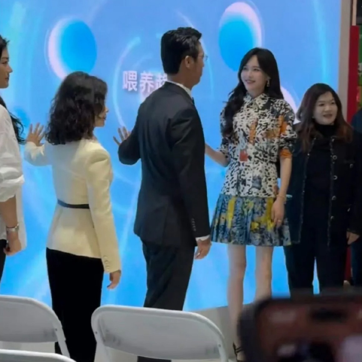 天呐腿真的好细不敢想象肉眼看有多瘦