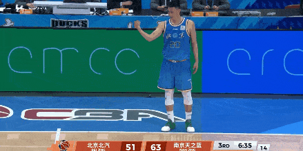 斯佩尔曼被点名批评！对阵南京同曦的比赛中，许利民决定用翟晓川换下斯佩尔曼，没有