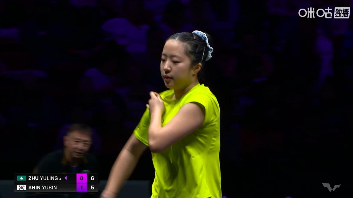 侯英超真是太敢说了，朱雨玲被申裕斌打的有点被动，侯英超直言：年龄大体能跟不