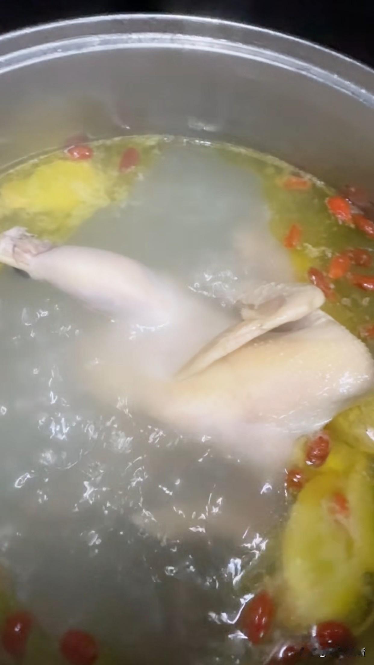 前几天我儿子说想喝鸡汤，婆婆说大热天的喝什么鸡汤！昨晚上大姑姐一家人来了，我们也