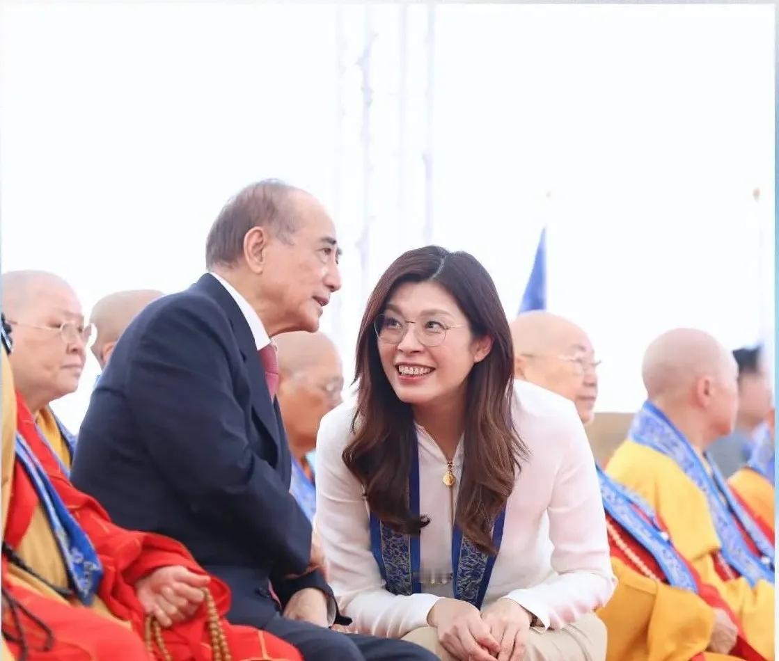 国民党主席郑丽文与国民党最高顾问王金平共同出席屏东“浴佛大典”活动，这是郑丽文访