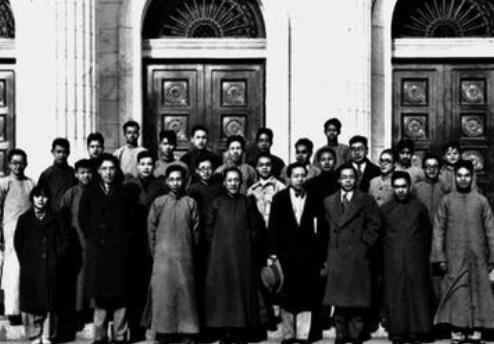 1938年5月，冀中军区二分区于滹沱河下，发现三条大船，船上200多个箱子，里面