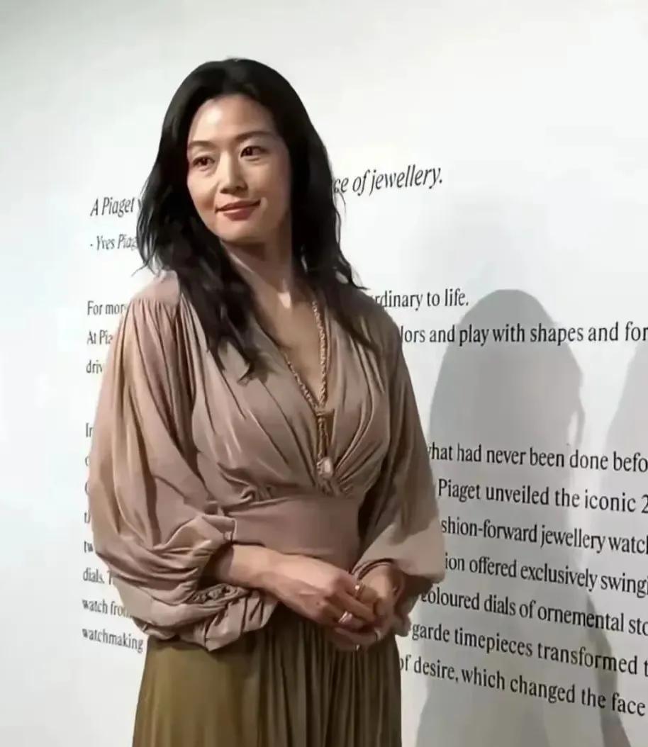如果我不说她是谁，你还能想起她的名字么？说实话，我宁愿看不到这些照片，全