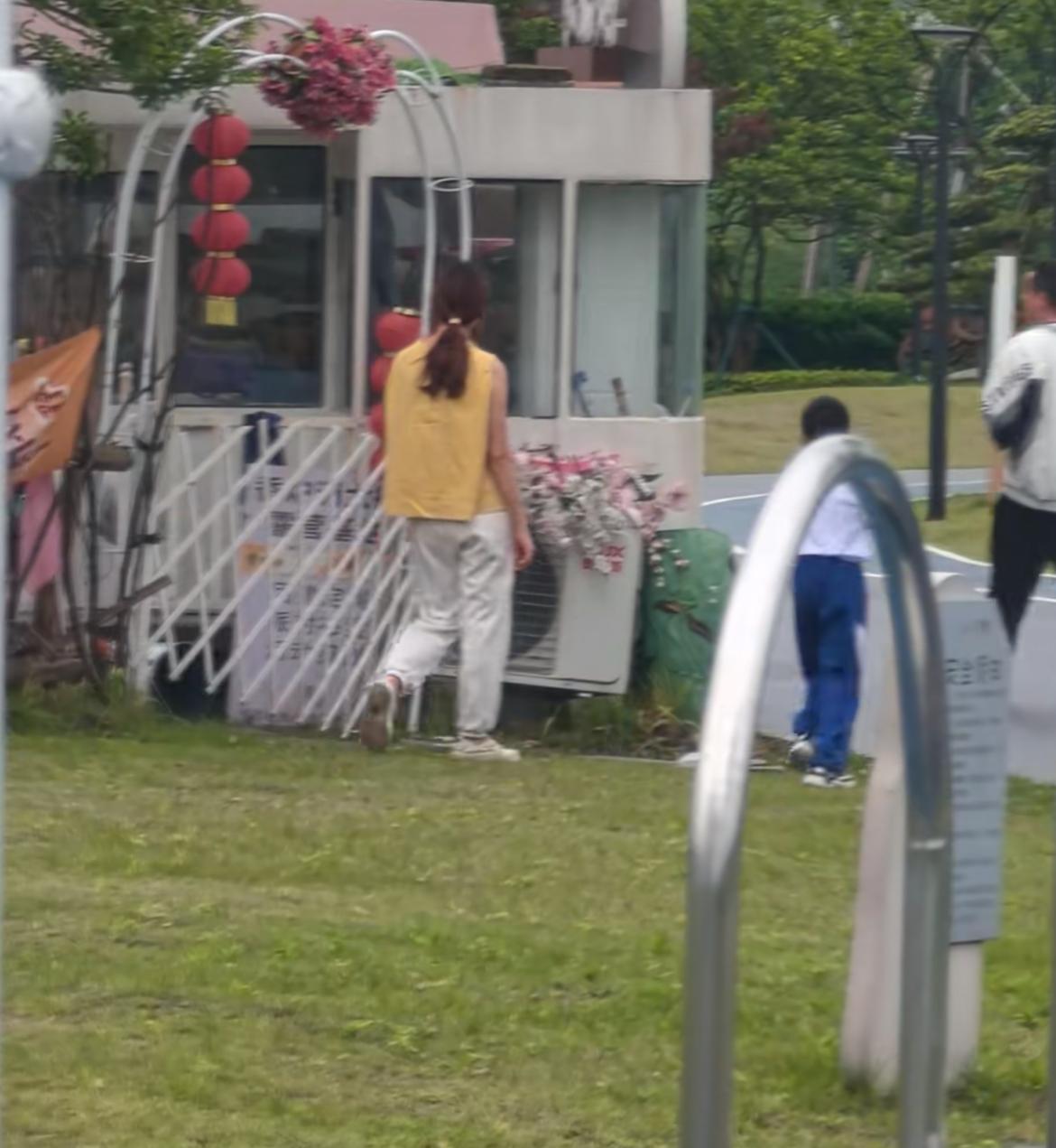时隔四年，再见牛爱芳的小春花，果然，他们早就挣够钱了，但这身打扮风格仍然是未有改