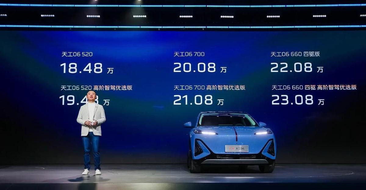 这记回旋镖扎穿了谁的膝盖？当欧美挥舞关税大棒围堵中国新能源时，老牌车企突然甩出王