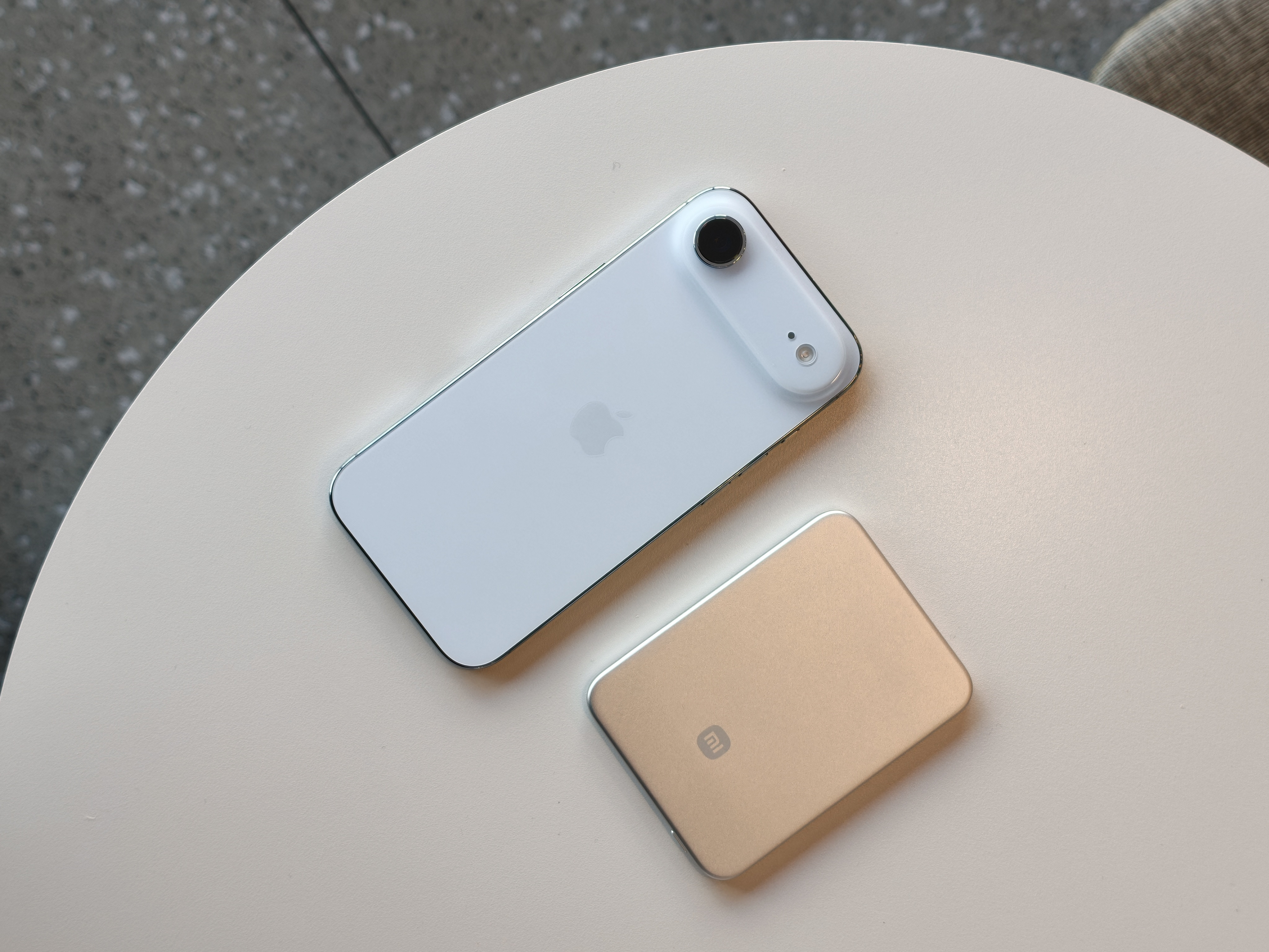 搞了个小米金沙江充电宝，这小玩意确实薄，倒是挺好看的，挺适合iPhoneAir