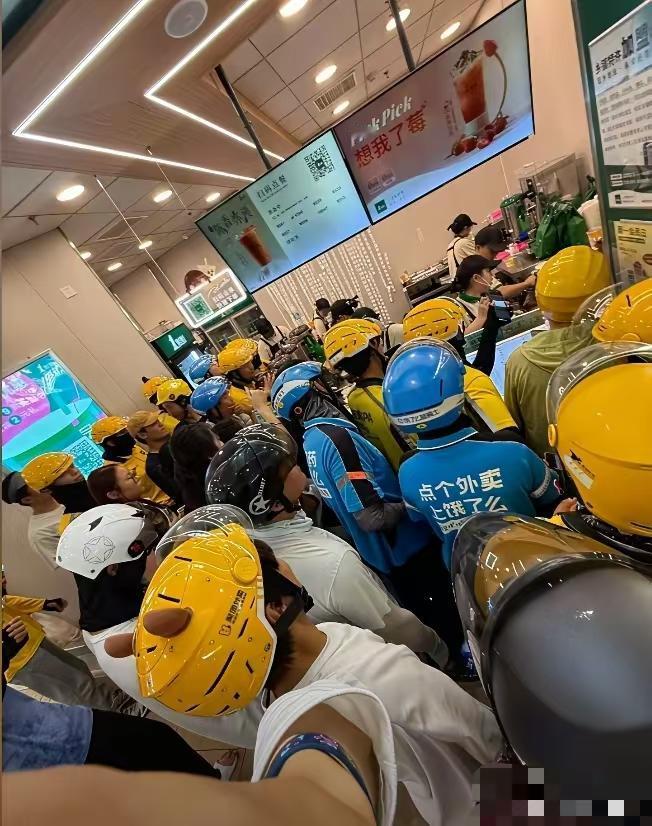 外卖员在全网装可怜，实际工作量、风险和工厂工人没法比，工资还高，对于进城农民来说