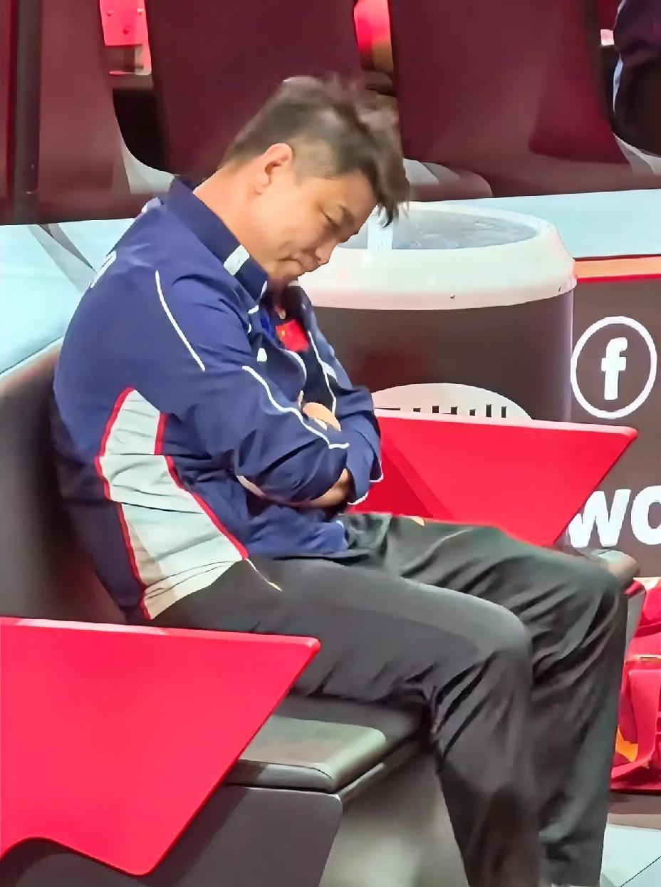 王皓心里苦呀，恨得上去帮小石头打，估计气得都不想说话了。新加坡大满贯，