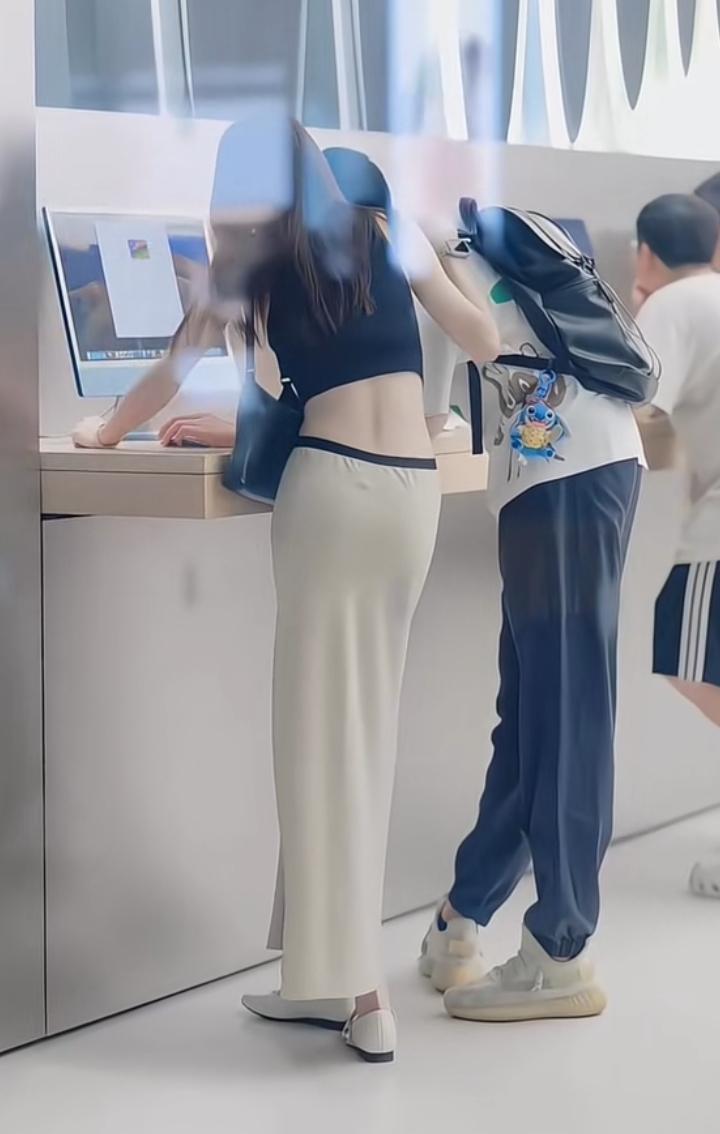 我都担心裤子会掉下来！