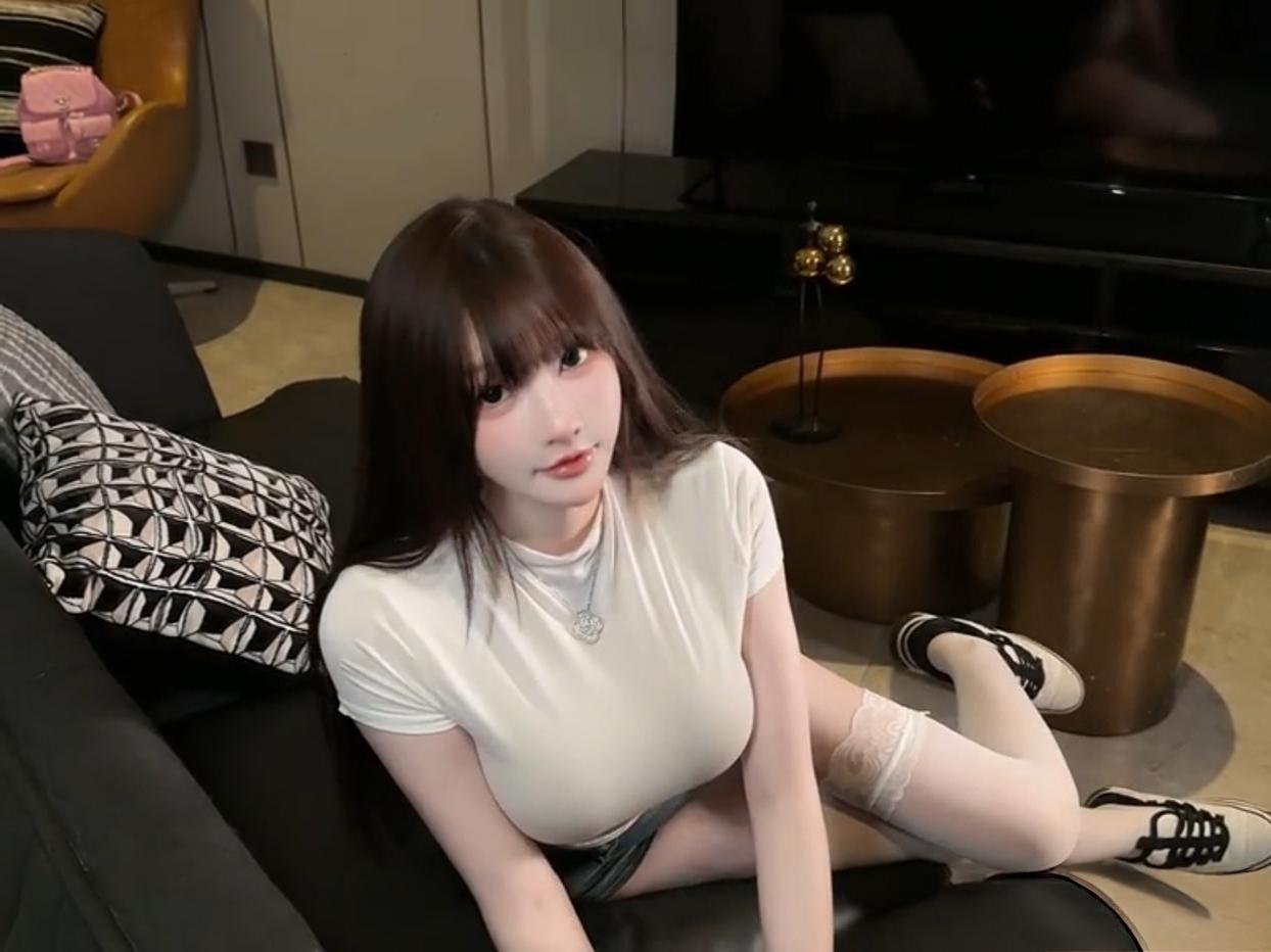 居家休闲时光，甜美少女心满满！💖✨晒出女性魅力