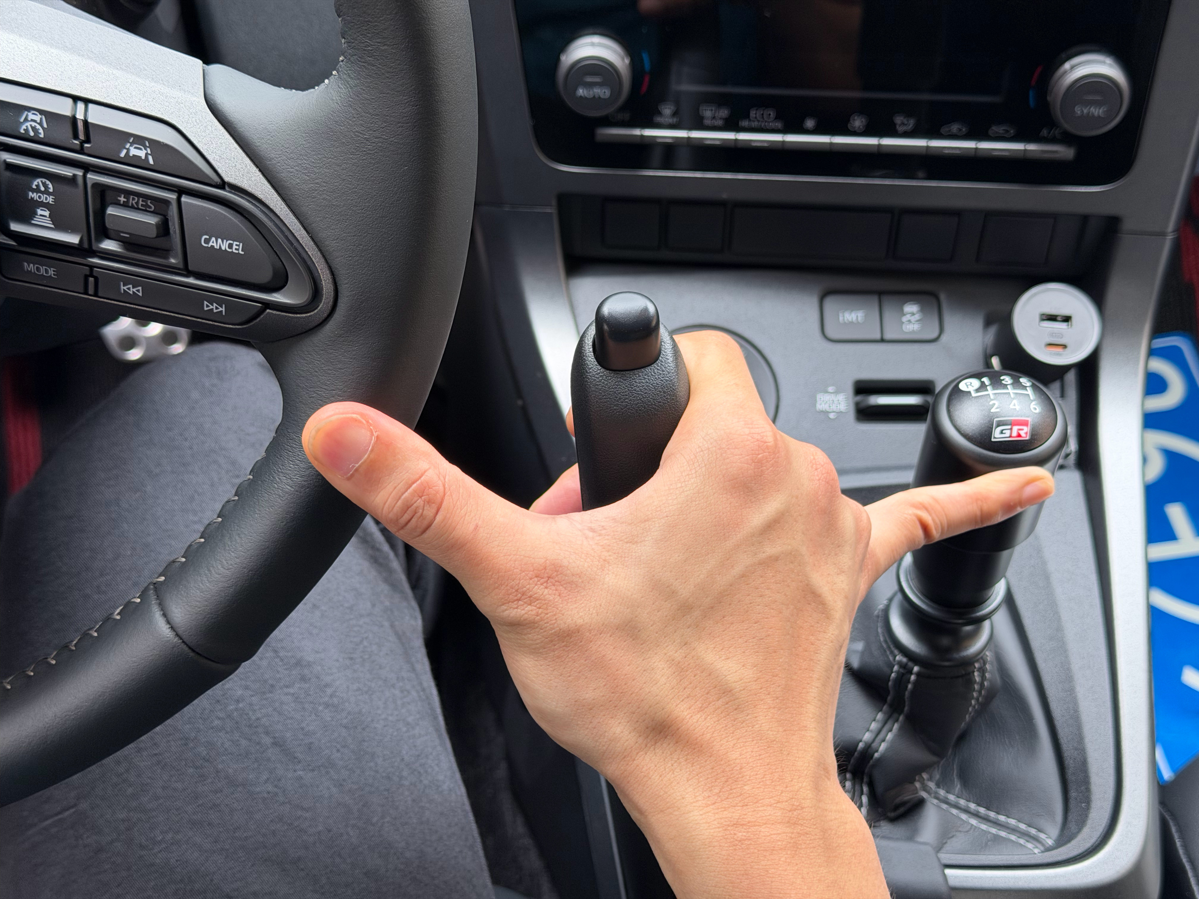 GRYaris的方向盘、立式手刹、波棍可以一手掌握。太竞技啦