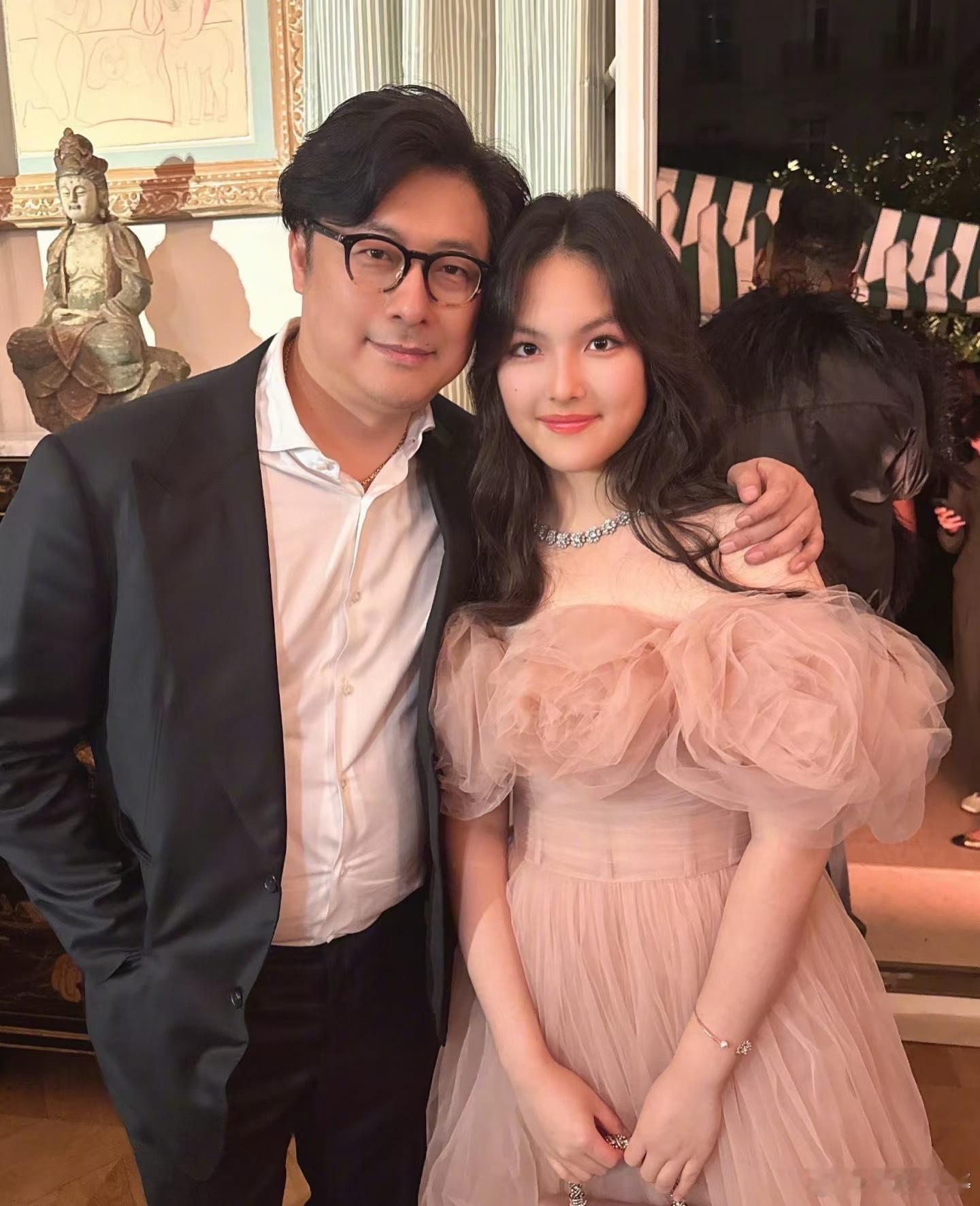 李湘王岳伦发文恭喜王诗龄果然优秀是有基因的！王诗龄爷爷是国画大师，爸爸央美毕业，