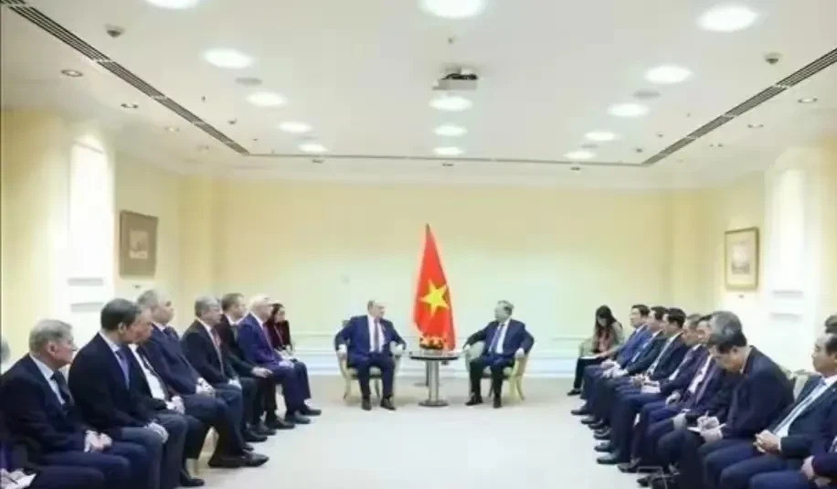 越南大佬会面，国旗摆放有深意啥情况？越南的大佬苏林跑去俄