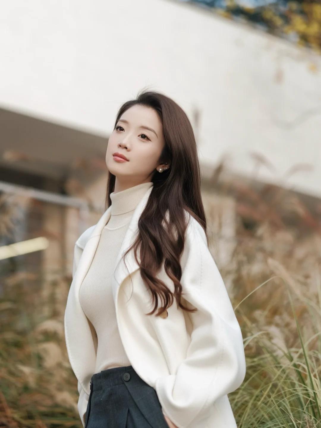 真的超级喜欢白色大衣，干净纯粹，内搭同色系高领针织衫打底，外松内紧的穿搭法则，真